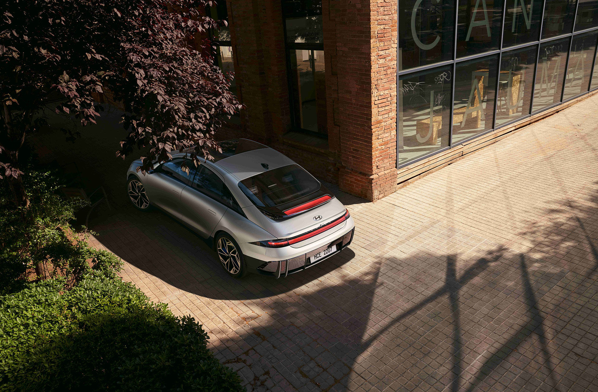 ioniq6 charging keyvisual ioniq6 parking at side by building pc
