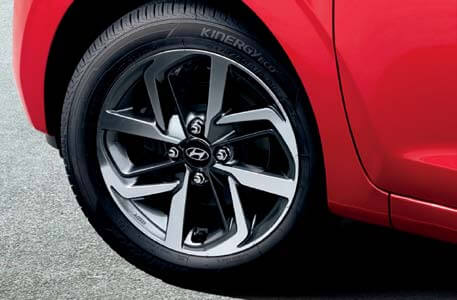 15˝ Diamond-cut alloy wheels